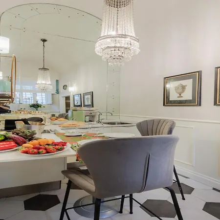 Apartment In Near Renaissance Courtyard