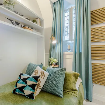 Smart & Stylish Inside The Walls Of * Λούκα
