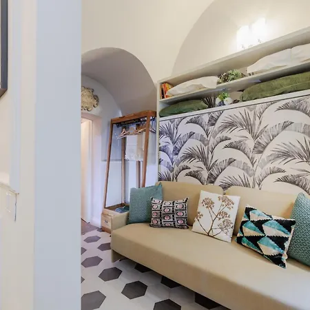 Smart & Stylish Inside The Walls Of * Λούκα