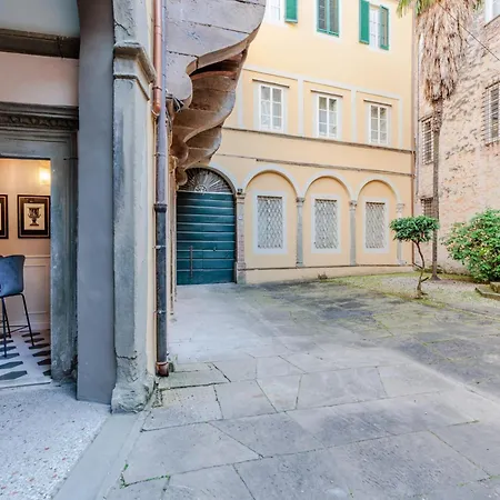 Apartment In Near Renaissance Courtyard