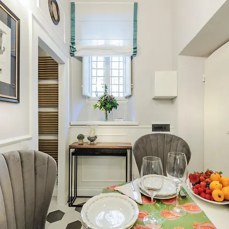 Smart & Stylish Inside The Walls Of * Λούκα